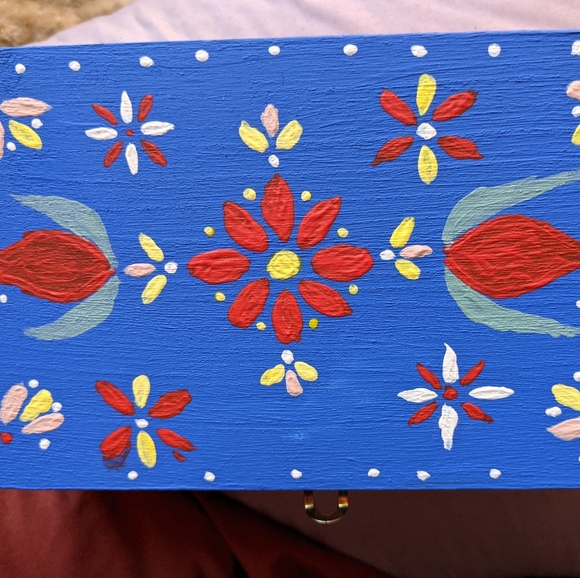 Hi! I am selling this hand painted wooden box - Picture 2 of 7
